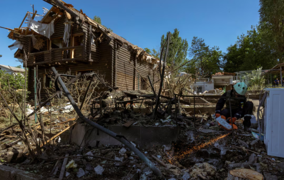 Russian Strikes Kill 5 Near Zaporizhzhia, Injure Children in Sumy Ahead of Peace Talks